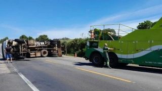 Duas pessoas ficam feridas em tombamento de caminhão na BR-116⚠️