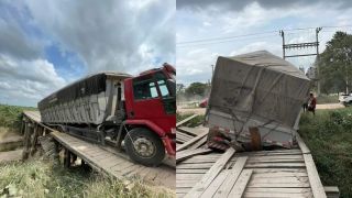 Ponte quebra durante passagem de caminhão carregado de arroz no Banhado do Colégio