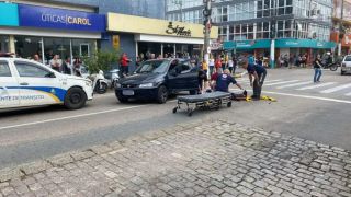 Motorista fica ferida após atravessar preferencial e perder controle do veículo no Centro de Camaquã