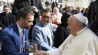 No Vaticano, governador Eduardo Leite convida o papa para visitar o Rio Grande do Sul