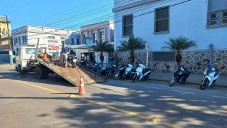 Quatro motos e um carro são guinchados por estacionar em local proibido em frente ao HNSA