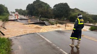 Rodovia federal em Eldorado do Sul é bloqueada após rompimento de galeria pluvia