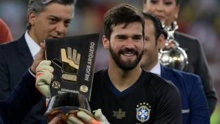 Com a Copa América, Alisson recebe o terceiro prêmio de melhor goleiro na temporada