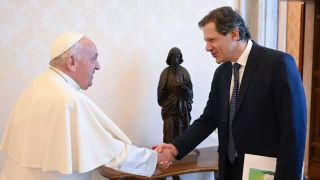 Ministro Fernando Haddad presenteia o papa Francisco com uma cuia de chimarrão