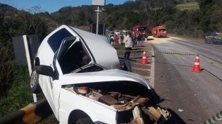 Acidente entre caminhão e três carros deixa duas pessoas mortas na BR-386