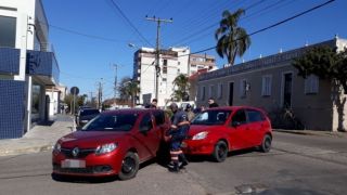 Carros se envolvem em acidente no centro de Camaquã