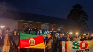 🚜👨‍🌾 Nem a noite e a chuva atrapalham o apoio dos AGRICULTORES de Dom Feliciano ao Movimento SOS AGRO 👩‍🌾🚜
