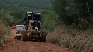 Após dias de chuva maquinários da prefeitura de Chuvisca volta a fazer manutenção das estradas