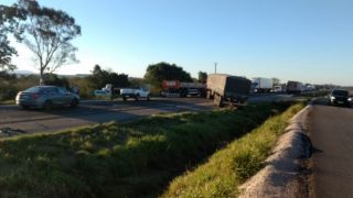 Carreta e caminhonete se envolvem em acidente na BR-116, entre Camaquã e Tapes
