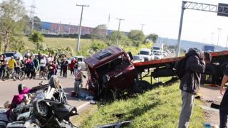 Três pessoas morrem em colisão envolvendo caminhão e carro em Novo Hamburgo