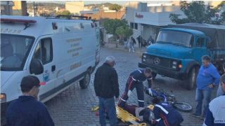 Acidente entre caminhão e mobilete deixa mulher ferida em Camaquã