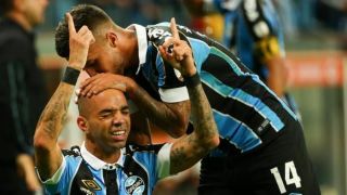 Com gols de Tardelli e David Braz, Grêmio vence o Libertad e encaminha classificação na Libertadores