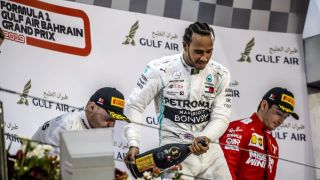 Motor de Leclerc falha no fim, e Hamilton vence no Barein; Vettel erra e fica só em quinto