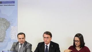 Bolsonaro defende fim de aulas para CNH e diz que 'não devia ter exame'