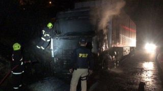 Embriagado, caminhoneiro bate em barranco na BR-116 e é preso