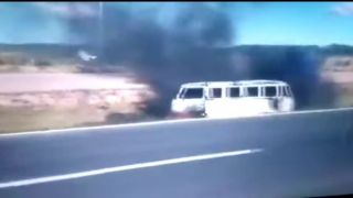 Kombi pega fogo às margens da BR-116, próxima a Guaíba 