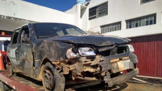 Após bater com carro em poste em Camaquã, motorista e o carona são detidos pela BM