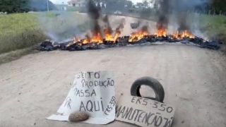 Usuários queimam pneus em protesto por melhorias da ERS-350