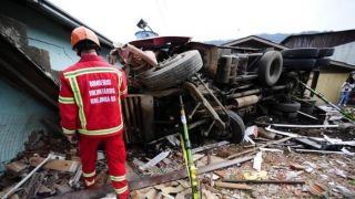 Motorista morre após caminhão atingir prédio e duas casas em Igrejinha