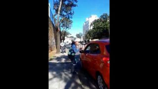 Vídeo de agente de trânsito orientando motorista em Libras viraliza na internet; assista