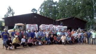 Prefeitura de chuvisca entregou insumos aos agricultores