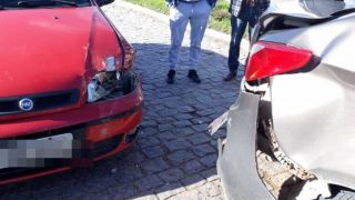Dois carros se envolvem em acidente na José Loureiro da Silva em Camaquã