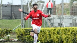 Inter renova com zagueiro Roberto até 2022