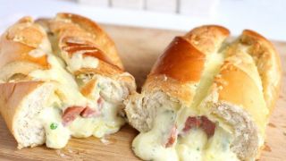 Pão de alho com calabresa e bastante queijo; veja a receita