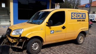 Veículo dos Correios se envolve em acidente em Camaquã