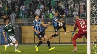 Como em 1995: Grêmio vence o Palmeiras e garante vaga na semifinal da Libertadores 