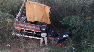 Motorista de caminhão morre em acidente na FreeWay