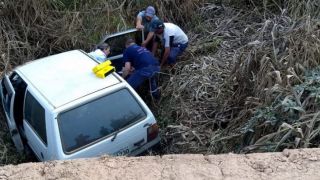 Homem se fere ao cair de carro numa ponte