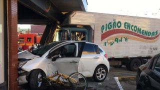 Motorista de caminhão de encomendas de Camaquã se envolve em acidente em Canoas