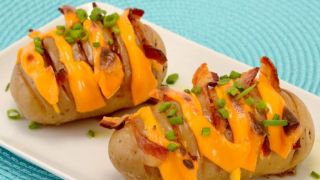 Batata laminada com queijo cheddar e bacon