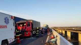 Colisão entre três veículos deixa feridos e provoca congestionamento na BR-290