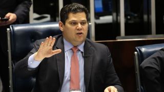 Presidente do Senado desiste de votar Previdência esta semana