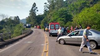 Duas pessoas morrem em acidente envolvendo carreta e dois carros na RS-446