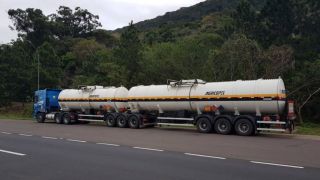 Motorista de caminhão com produtos perigosos é flagrado embriagado na freeway