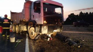 Acidente entre moto e caminhão mata casal em Garibaldi.