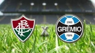 Bola rolando no Maracanã Fluminense e Grêmio