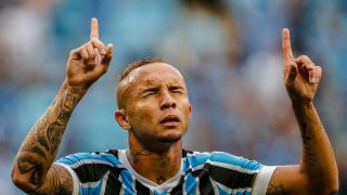 Jornal inglês diz que Manchester City briga com Milan para contratar Everton, do Grêmio