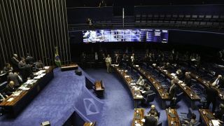 Senado aprova multa para quem paga salário diferente para mulher