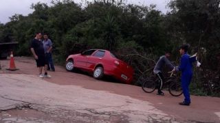 Carro perde o controle e cai no acostamento da BR-116, em Camaquã