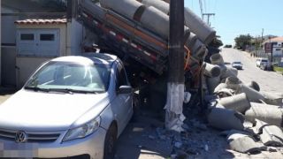 FOTOS: caminhão desgovernado causa acidente em Camaquã