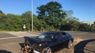 BMW capota e duas pessoas ficam feridas na BR-116, em Porto Alegre