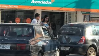 Dois veículos se envolvem em acidente no centro de Camaquã