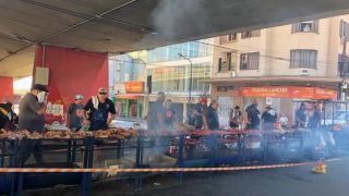 Churrasco para 2 mil pessoas é distribuído gratuitamente no centro de Porto Alegre