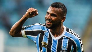 Grêmio vence a primeira, aproveita derrota da Catolica e segue vivo na Libertadores