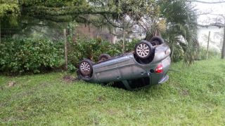 Após aquaplanar, carro roda na pista e capota na ERS-350