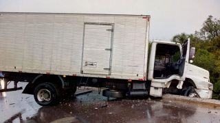 Motorista perde controle e caminhão bate em mureta de ponte do Arroio Francisquinho
